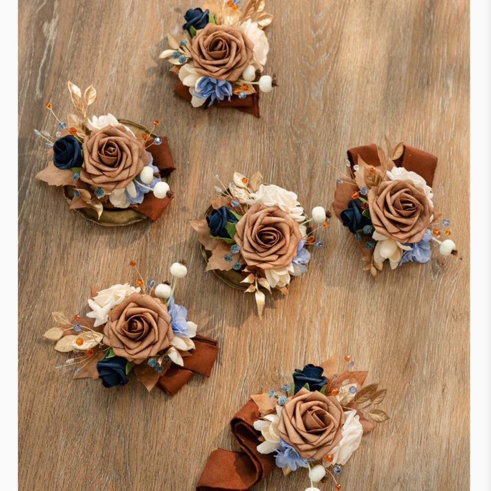 Lings moment wrist shoulder  corsages and BOUTONNIERES - Picture 2 of 15